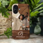 Funda iPhone 16 Monograma Foto Madera de grano Nombre personalizad<br><div class="desc">Monograma Foto Madera de grano de lluvia Nombre personalizado iPhone Cases incluye tu foto favorita con tu nombre personalizado y monograma con un acento de madera. Personalice editando el texto en los cuadros de texto proporcionados. Diseñado por ©Evco Studio www.zazzle.com/store/evcostudio</div>