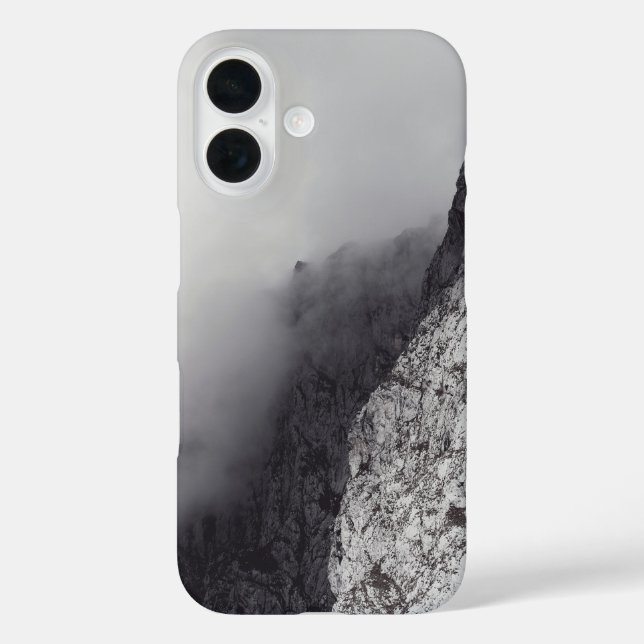 Funda iPhone 16 Moody mountain theme in black and white (Reverso )