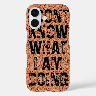Funda iPhone 16 "No sé lo que estoy haciendo" en el tablero de cor