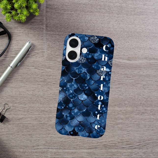 Funda iPhone 16 Nombre de escalas de sirena azul oscuro (Subido por el creador)