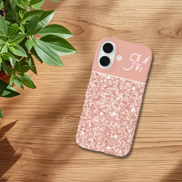 Funda iPhone 16 nombre de monograma con brillo de rosa suave de mo
