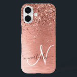 Funda iPhone 16 Nombre del monograma del Purpurina Metalizado cepi<br><div class="desc">Personaliza fácilmente este diseño de estuche de teléfono de moda de moda con purpurina brillante de oro rosa bonito sobre un fondo metálico rosa cepillado de oro.</div>