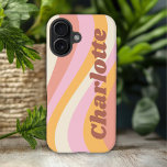 Funda iPhone 16 Nombre personalizado de la ola de vintage Girly Re<br><div class="desc">Girly Retro Vintage Wave Nombre personalizado iPhone 16 estuches de teléfono presenta una onda retro en tonos rosa, naranja y blanco con su nombre personalizado en elegante y moderno guión acentuado. Personalice editando el texto en el cuadro de texto proporcionado. Perfecto para cumpleaños, Navidades, Día de la Madre, duchas para...</div>