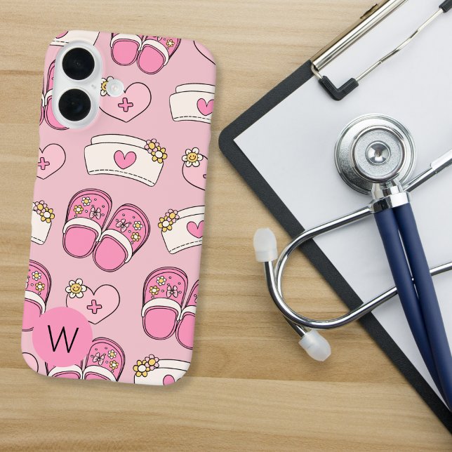 Funda iPhone 16 Nurse Hearts, Hats and Clogs Monogram  (Subido por el creador)