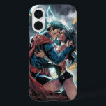 Funda iPhone 16 Obra promocional de superman/maravilla<br><div class="desc">Personalizar tu producto con esta obra de arte promocional para la serie de historietas Superman/Wonder Woman. Ver a Superman y a Wonder Woman abrazarse entre sí bajo la lluvia y el rayo.</div>