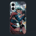 Funda iPhone 16 Obra promocional de superman/maravilla<br><div class="desc">Personalizar tu producto con esta obra de arte promocional para la serie de historietas Superman/Wonder Woman. Ver a Superman y a Wonder Woman abrazarse entre sí bajo la lluvia y el rayo.</div>