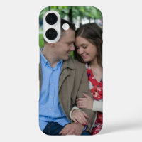 Pareja romántica sentada cerca