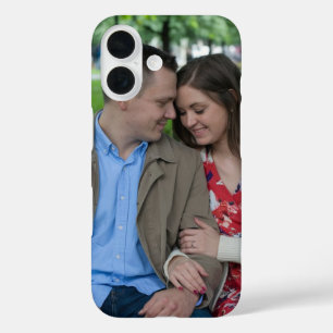 Funda iPhone 16 Pareja romántica sentada cerca