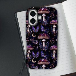 Funda iPhone 16 Patrón de bruja oscura floral de hongo mariposa