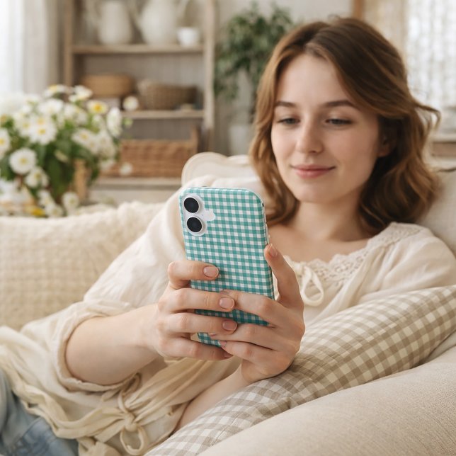 Funda iPhone 16 Patrón de cuadros gingham azul verdoso y blanco (A phone case with a gingham plaid pattern.)