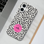 Funda iPhone 16 Patrón de resumen de perros dálmatas Monograma ros<br><div class="desc">Rellene su espacio de vida con el Cojín decorativo de Monograma Rosa Caliente Patrón Resumen de Perro de Dalmacia. Esta almohada, con un impresionante diseño dálmata abstracto en blanco y negro audaz, se complementa con un toque de color rosado caliente, le aporta un toque alegre y a la vez moda...</div>