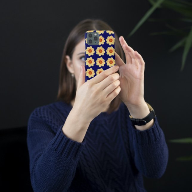 Funda iPhone 16 Patrón floral de Dahlia amarillo en azul (In Situ)