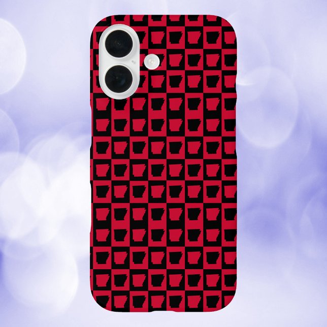 Funda iPhone 16 Patrón rojo y negro del estado estadounidense de A (A phone case with a red and black check pattern featuring the US State of Arkansas.)