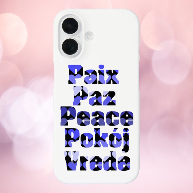Funda iPhone 16 Paz en idiomas extranjeros Corazones azules (A phone case that says peace with blue hearts in a variety of languages.)