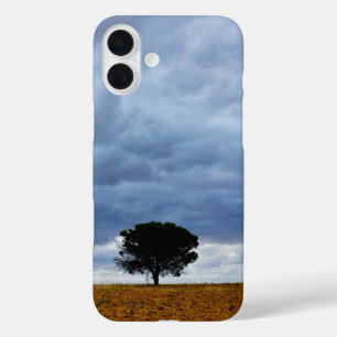 Funda iPhone 16 Plus Árbol en un campo vacío