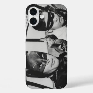 Funda iPhone 16 Plus Batman y Robin en Batmobile