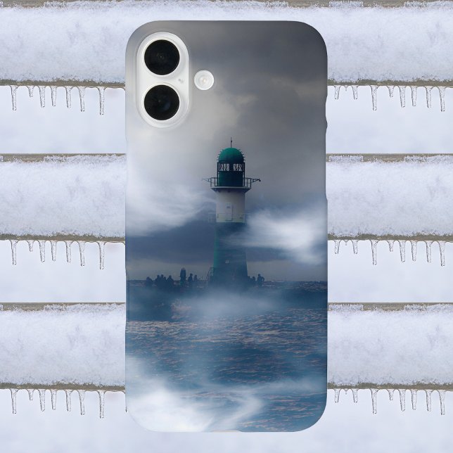 Funda iPhone 16 Plus Faro en la tormenta - Mar Báltico (Subido por el creador)