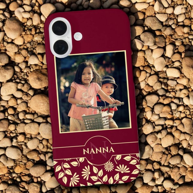 Funda iPhone 16 Plus Foto de familia de personalizados Monograma Nombre (Custom photo template text burgundy background phone case back)