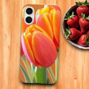 Funda iPhone 16 Plus Fotografía de Tulipán Vibrante Naranja Amarillo co