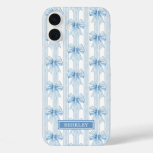 Funda iPhone 16 Plus Lazos Coquette Azules en Rayas Monogramadas