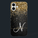 Funda iPhone 16 Plus Monograma de espuma negra Purpurina de oro persona<br><div class="desc">Personaliza fácilmente este elegante diseño de estuches de teléfono de moda con purpurina brillante de oro en bonito sobre fondo metálico cepillado negro.</div>