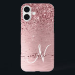 Funda iPhone 16 Plus Monograma de Purpurina Metalizado cepillado de col<br><div class="desc">Personaliza fácilmente este diseño de estuche de teléfono de moda de moda con un purpurina brillante color rosa rosa bonito sobre un fondo metálico rosa roto.</div>
