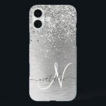 Funda iPhone 16 Plus Monograma del Purpurina Metalizado cepillado de pl<br><div class="desc">Personaliza fácilmente este diseño de estuche de teléfono de moda de moda con purpurina brillante de bonito plateado sobre un fondo metálico cepillado de plata.</div>