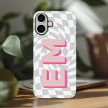 Funda iPhone 16 Plus Monograma estético de tablero de ajedrez retro<br><div class="desc">Mejore su iPhone 16 Pro Max con este funda audaz y personalizado con un diseño de tablero de ajedrez de moda. Con la opción de añadir dos iniciales (tu nombre y apellido), está diseñada para darle a tu equipo un toque personal mientras haces una declaración de estilo fuerte. El diseño...</div>