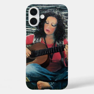 Funda iPhone 16 Plus Mujer Jugando Música Con Guitarra Acústica