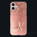 Funda iPhone 16 Plus Nombre del monograma del Purpurina Metalizado cepi<br><div class="desc">Personaliza fácilmente este diseño de estuche de teléfono de moda de moda con purpurina brillante de oro rosa bonito sobre un fondo metálico rosa cepillado de oro.</div>
