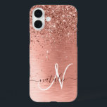 Funda iPhone 16 Plus Nombre del monograma del Purpurina Metalizado cepi<br><div class="desc">Personaliza fácilmente este diseño de estuche de teléfono de moda de moda con purpurina brillante de oro rosa bonito sobre un fondo metálico rosa cepillado de oro.</div>