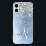 Funda iPhone 16 Plus Nombre del monograma del Purpurina plateado Metali<br><div class="desc">Personaliza fácilmente este diseño de estuche de teléfono de moda de moda con purpurina brillante de bonito plateado sobre un fondo metálico cepillado azul.</div>