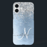 Funda iPhone 16 Plus Nombre del monograma del Purpurina plateado Metali<br><div class="desc">Personaliza fácilmente este diseño de estuche de teléfono de moda de moda con purpurina brillante de bonito plateado sobre un fondo metálico cepillado azul.</div>
