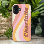 Funda iPhone 16 Plus Nombre personalizado de la ola de vintage Girly Re<br><div class="desc">Los estuches de teléfono iPhone 16 Plus de Girly Retro Vintage Wave presentan una onda retro en tonos rosa, naranja y blanco con tu nombre personalizado en un elegante y moderno guión acentuado. Personalice editando el texto en el cuadro de texto proporcionado. Perfecto para cumpleaños, Navidades, Día de la Madre,...</div>