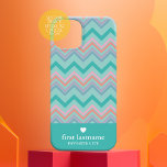 Funda iPhone 16 Plus Patrón de cheurón Pastel con nombre - diseñador<br><div class="desc">Un diseño atrevido y gráfico con patrones en colores pastel y divertidos. Añade tu nombre o borra el texto para una divertida portada de verano.</div>