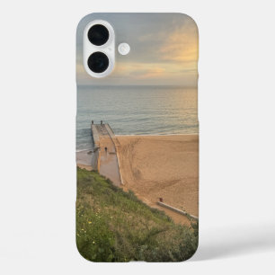 Funda iPhone 16 Plus Pier en la playa del Algarve en Portugal