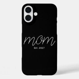Funda iPhone 16 Plus Regalo de tipografía 'Mom Est' en negro y blanco