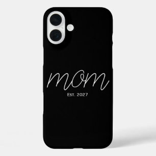 Funda iPhone 16 Plus Regalo de tipografía 'Mom Est' en negro y blanco
