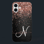 Funda iPhone 16 Plus Rosa personalizado Purpurina de oro Monograma de e<br><div class="desc">Personaliza fácilmente este elegante diseño de estuches de teléfono de moda con purpurina rosa de oro brillante en un fondo metálico negro cepillado.</div>