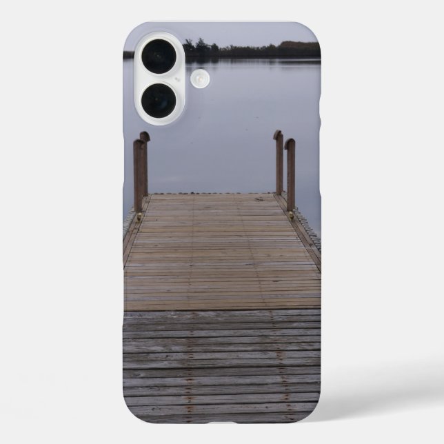 Funda iPhone 16 Plus Sentado en el muelle de la bahía (Reverso )