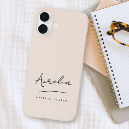 Funda iPhone 16 Plus Simple Moda Script Monograma Rubor Firma rosa