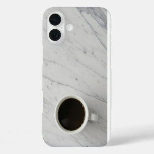 Funda iPhone 16 Plus taza blanca con café negro sobre la superficie de