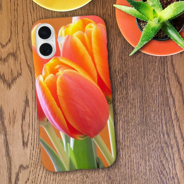 Funda iPhone 16 Plus Vibrante Naranja de borde amarillo Tulips Fotograf (vibrant orange tulip photo phone case)