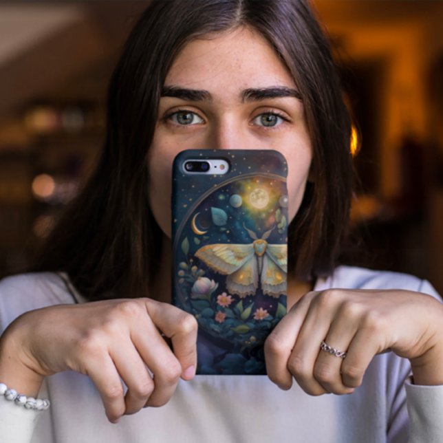 Funda iPhone 16 Polilla Celestial y Luna Llena – Noche Encantada (Subido por el creador)