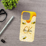 Funda iPhone 16 Pro Abejas de burbujas panes de miel monograma de gote<br><div class="desc">Fondo amarillo y blanco con un patrón de abeja y abejas sonrientes felices. Decorado con miel dulce y dorada goteando. Personalice y agregue su nombre y sus iniciales de monograma,  letras doradas y negras. El nombre se escribe con un guión de estilo con letras a mano.</div>