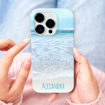 Funda iPhone 16 Pro California Ocean Beach Waves Photo Monograma Nombr<br><div class="desc">Relájese mientras recuerda ver las olas entrar y salir. Respire, explore y disfrute de la soledad de una playa vacía de California con este impresionante estuche de teléfono celular de nombre personalizado de fotografía de espuma azul pastel y blanco. Hace un gran regalo para alguien especial! Simplemente teclee el nombre...</div>