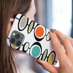 Funda iPhone 16 Pro Formas de círculo retro a mediados del siglo moder<br><div class="desc">Destacar de la multitud con este genial estuche de teléfono de diseño geométrico retro. Con sus coloridos círculos inclinados en color turquesa,  naranja,  crema,  tostado,  dorado y negro,  seguro que te sentirás muy bien en la mano.</div>
