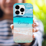 Funda iPhone 16 Pro Hawaii Beach Tropical Girly Blue Confetti Personal<br><div class="desc">Piensa en el verano cada vez que usas este caso de teléfono celular de nombre personalizado. Disfruta de la soledad de una playa de Hawaii vacía con esta impresionante foto de la costa, de colores vivos, llena de pequeños puntos de confeti de color turquesa brillante, azul turquesa y dorado. Hace...</div>