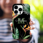Funda iPhone 16 Pro Isla Tropical Floral Monograma Script Oro Negro<br><div class="desc">Sorprendentes, sofisticadas, coloridas, aves acuarelas tropicales de flores paradisíacas, falso purpurina de oro, y escritura caligráfica personalizada con un audaz comienzo de monograma, superponen un dramático fondo negro en este elegante y moderno estuche para teléfonos celulares de esta moda. Personaliza con tu nombre y monograma. Hace una declaración divertida y...</div>