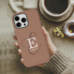 Funda iPhone 16 Pro Max Elegante Monograma Único Mocha Brown<br><div class="desc">Una elegante representación de su nombre y monograma acentúa este estuche para iPhone personalizado con serifs clásicos y una tipografía de escritura más ornamentada tiene una simetría bellamente equilibrada. Los tres elementos se combinan con elegancia para crear su propio logotipo de marca personal. Se muestra aquí con un fondo marrón...</div>